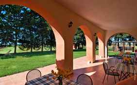 Mittagessen gibt es auf der schattigen Terrasse - Foto: Luci Lamberti